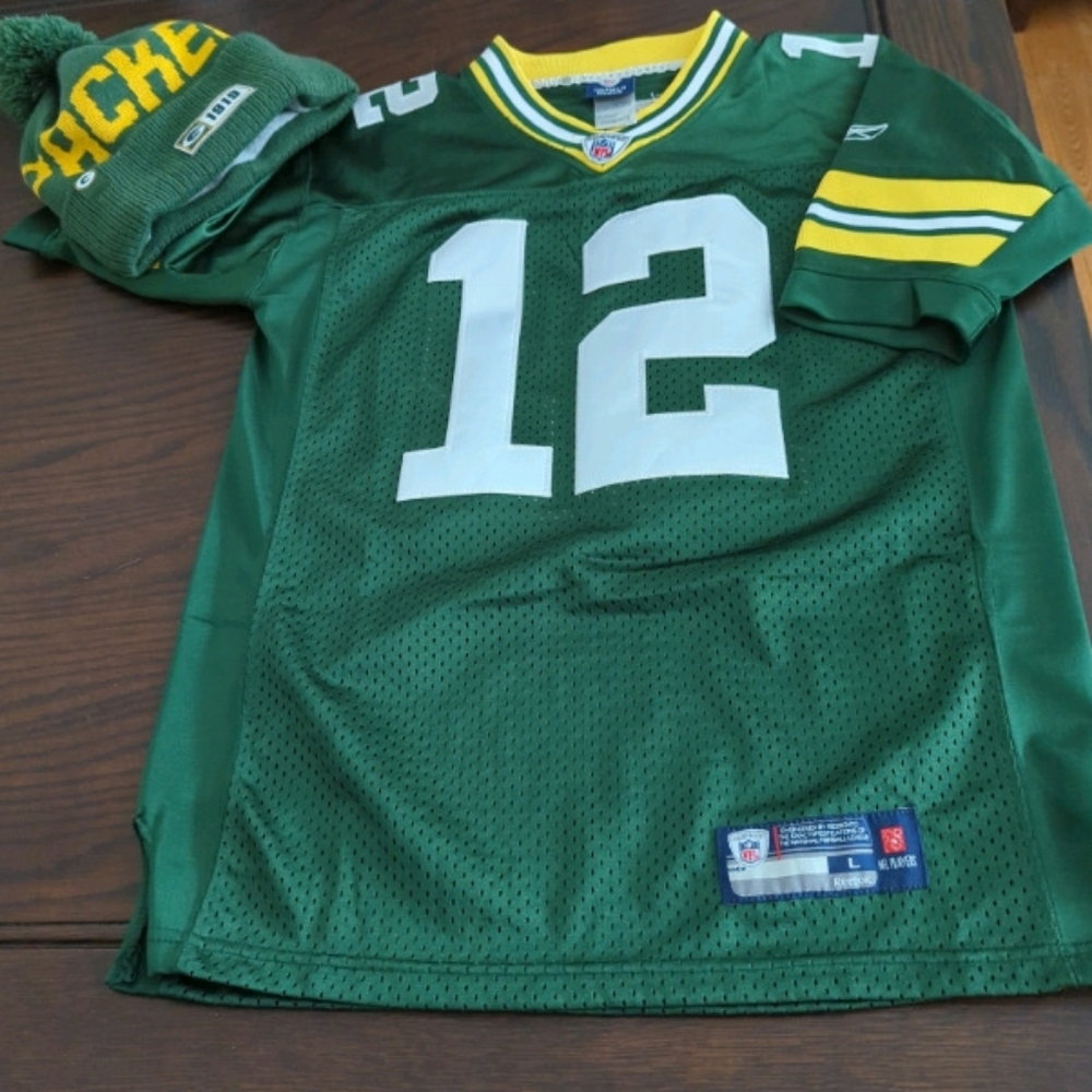 Green Bay Packers jersey and beanie